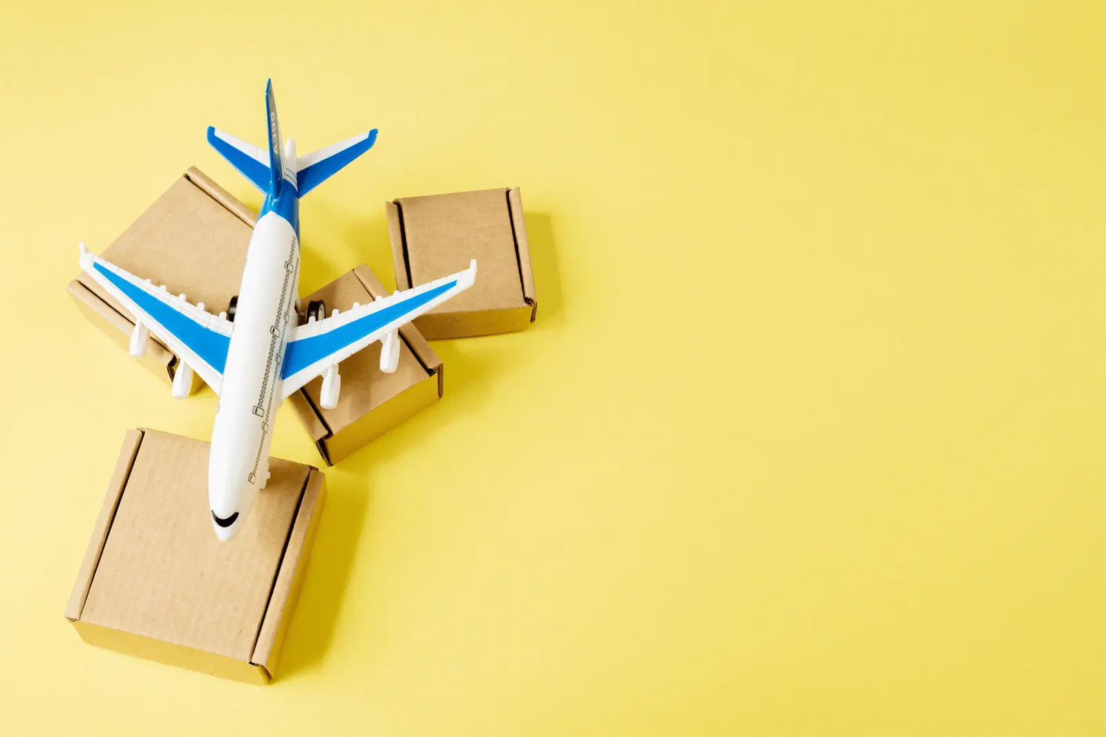 Karton koli taşıyan oyuncak uçak – hava kargo insights