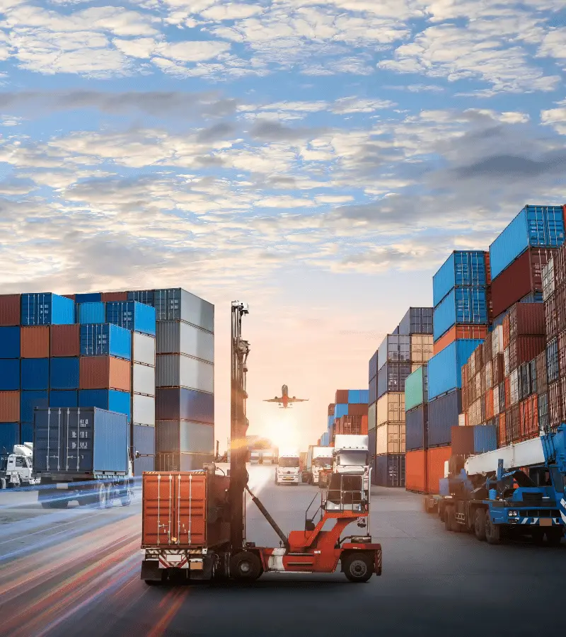 Contentores e camião num porto ao pôr do sol – expedição cross-trade