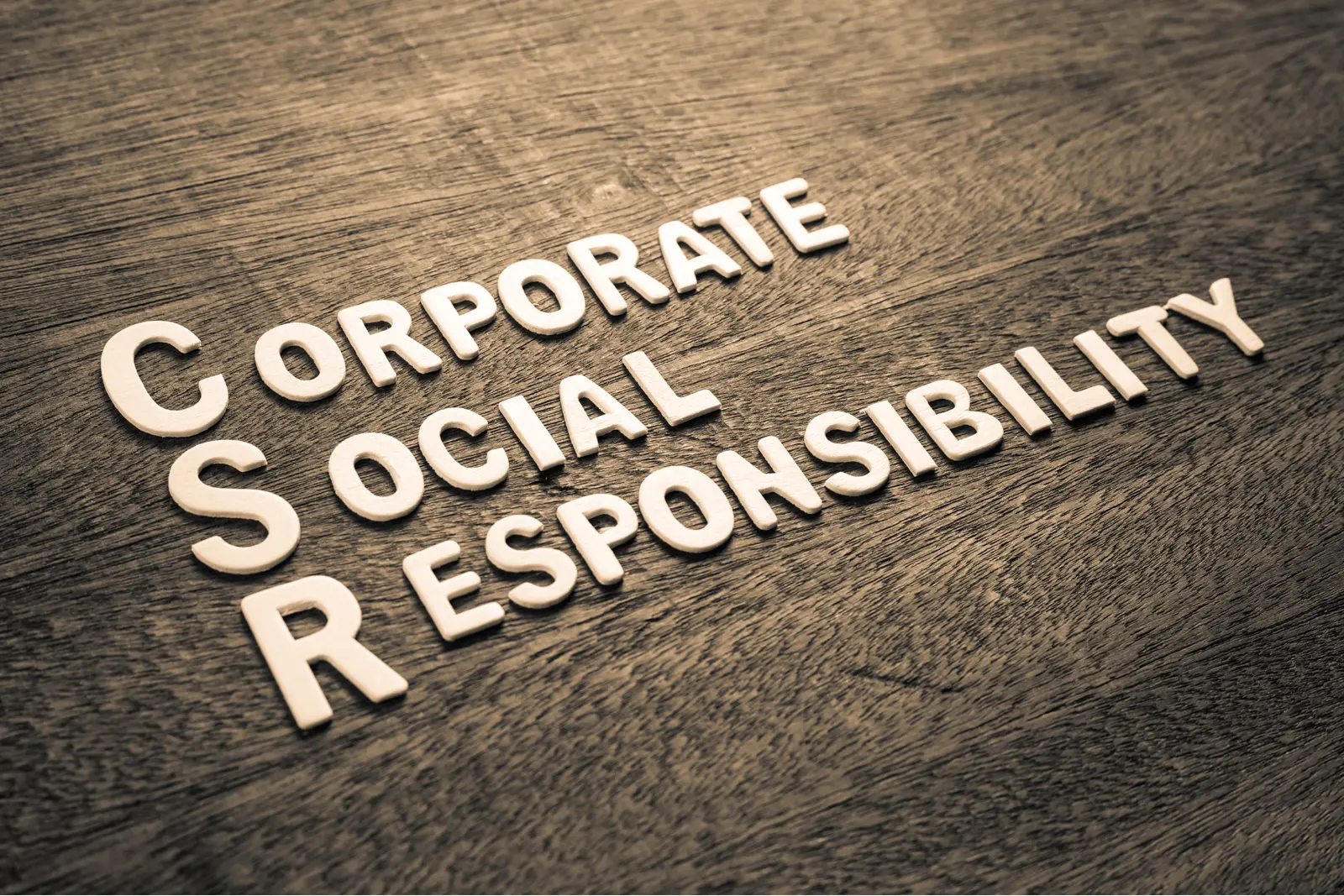 Responsabilidade social empresarial escrita num quadro de madeira