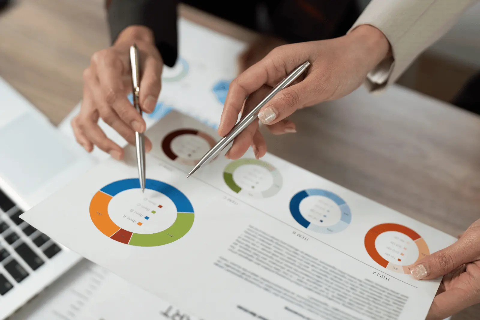 E-ticaret grafiklerini inceleyen analistler – e-ticaret insights