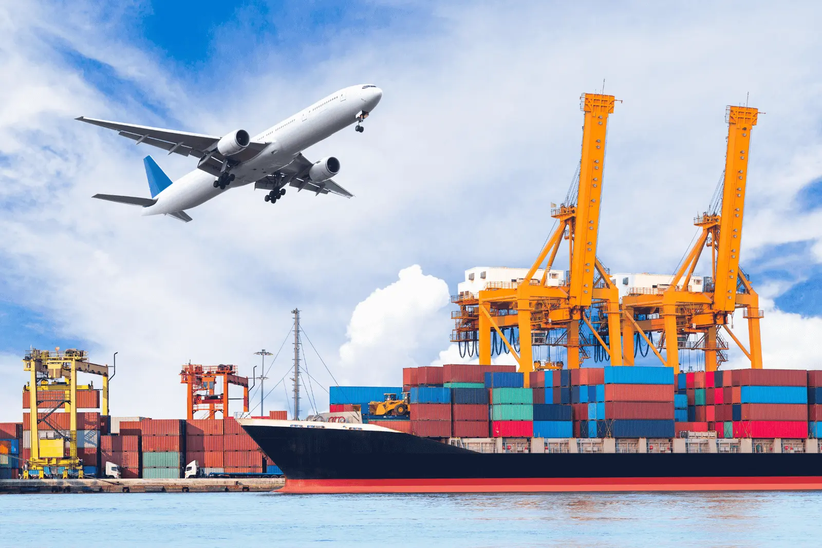 Vinçli bir konteyner limanının üzerinde kargo uçağı – cross trade taşımacılığı