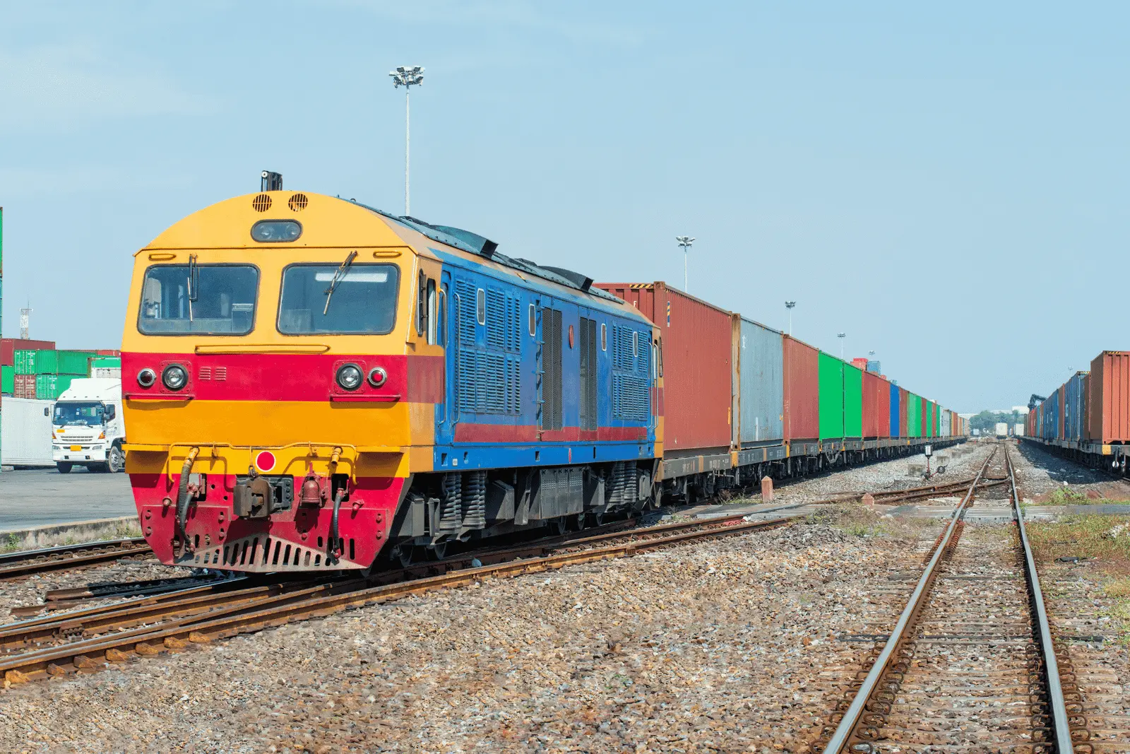 Demiryolunda konteyner taşıyan yük treni – kara ve demiryolu taşımacılığı