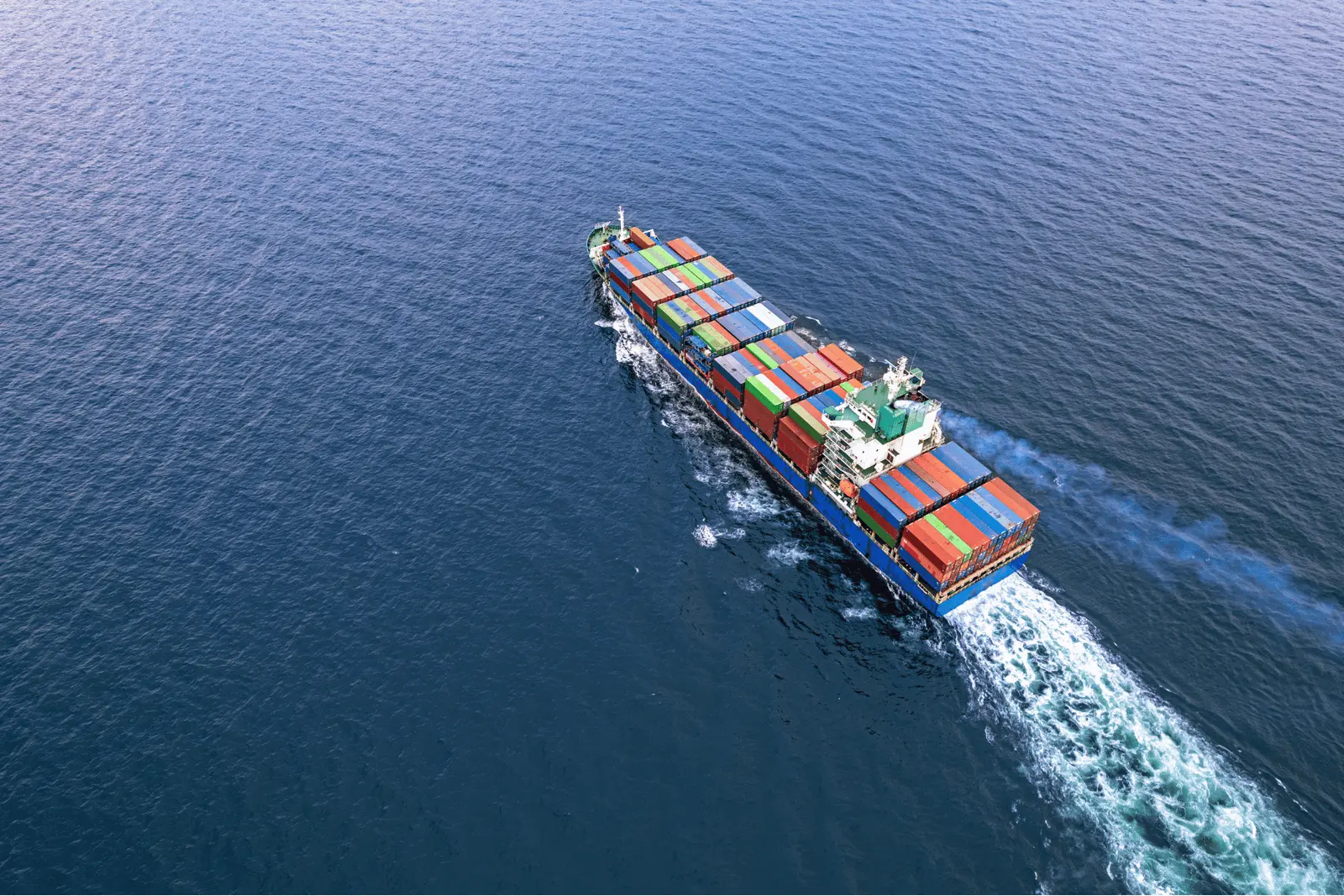 Denizde seyreden konteyner gemisi – Gleatz Logistics’ten deniz yolu taşımacılığı hizmetleri