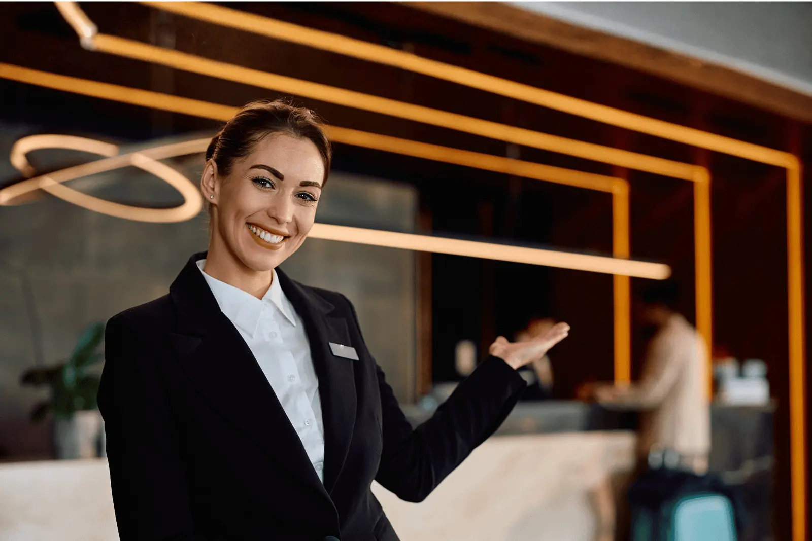 Gleatz Logistics ekibinden bir çalışan, resepsiyonda ziyaretçileri karşılıyor