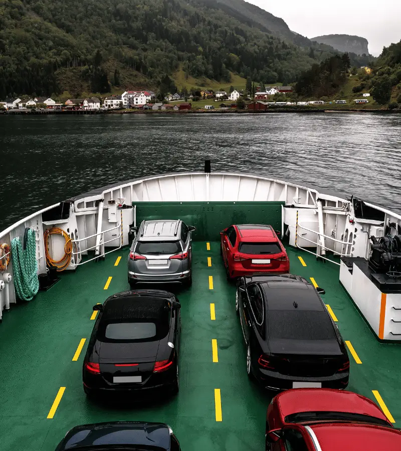 Automóveis estacionados no convés de um navio Ro/Ro