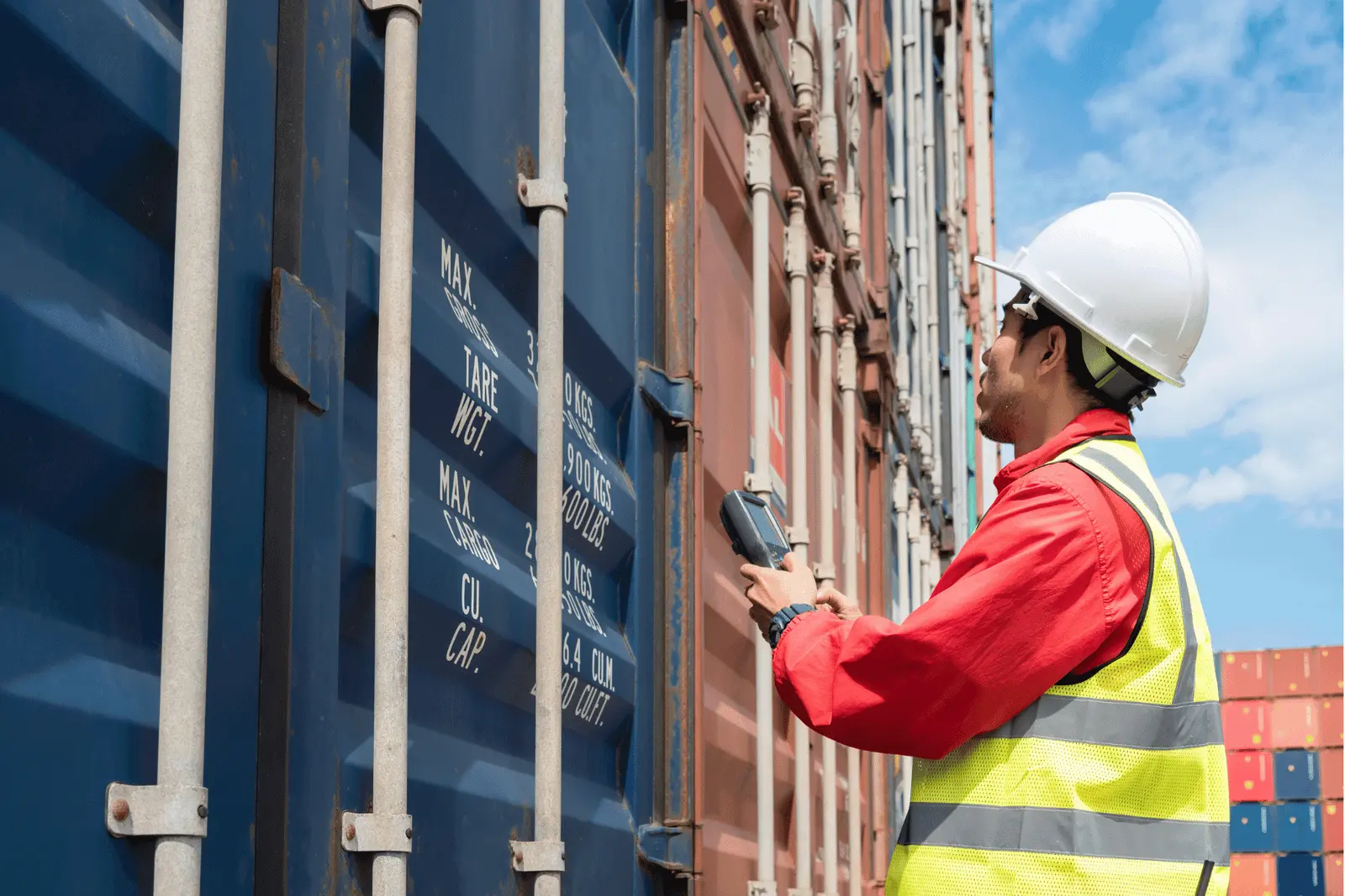 Trabalhador com colete refletor a abrir um contentor de transporte – showfreight