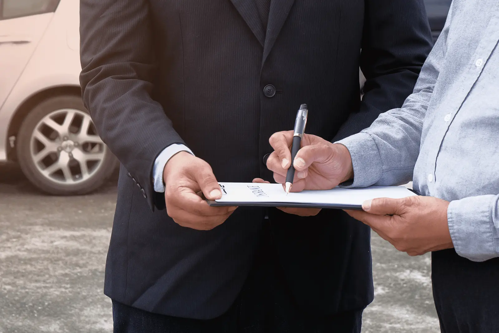 Bir lojistik danışmanıyla yük sigortası sözleşmesi imzalayan müşteri