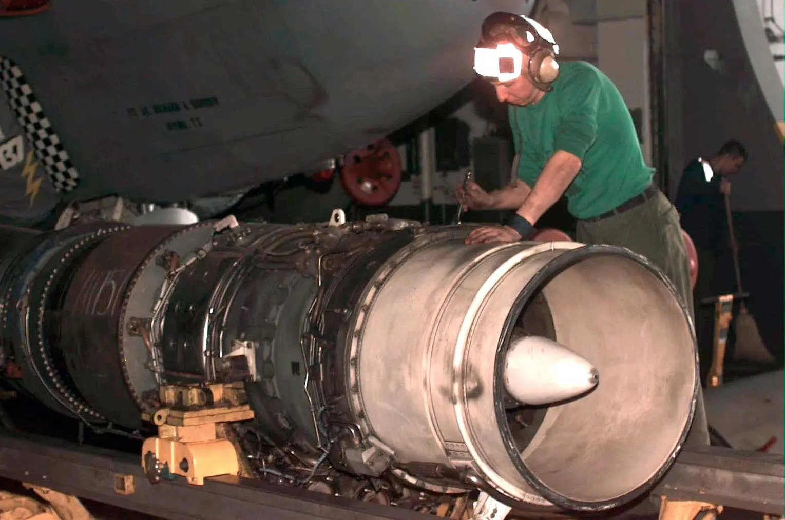 Jet motoru üzerinde çalışan teknisyen – AOG ve havacılık yedek parçaları