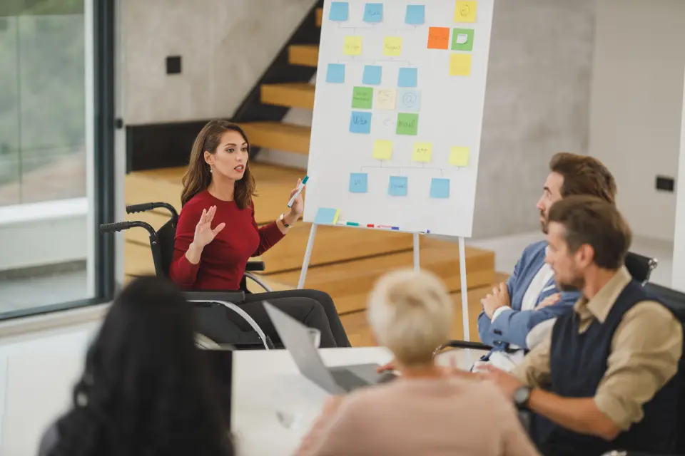 Equipa diversificada a colaborar numa reunião