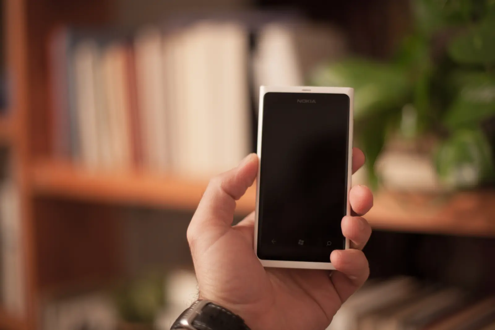Akıllı telefon tutan el – iş alarmlarına kaydolun