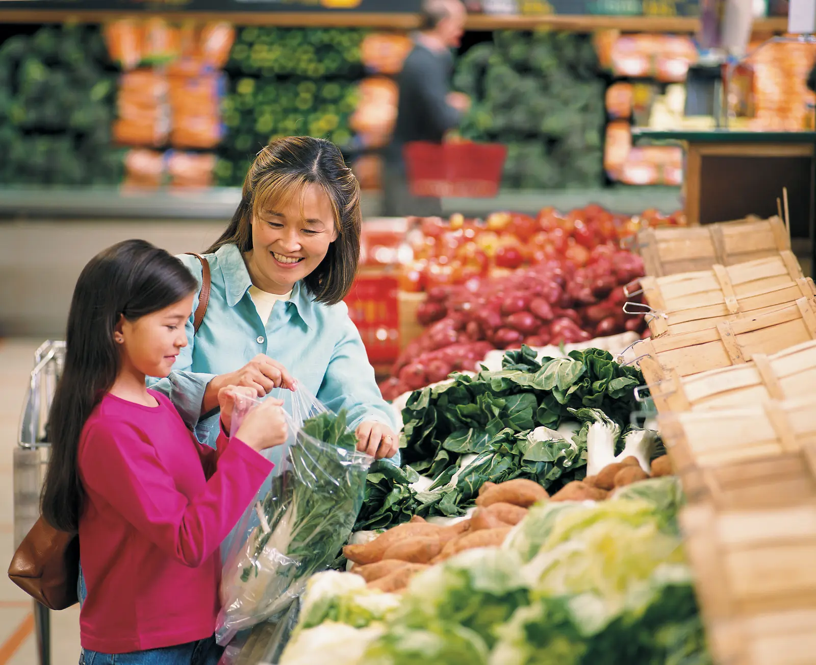 Clientes a escolher produtos frescos num supermercado – logística de retalho