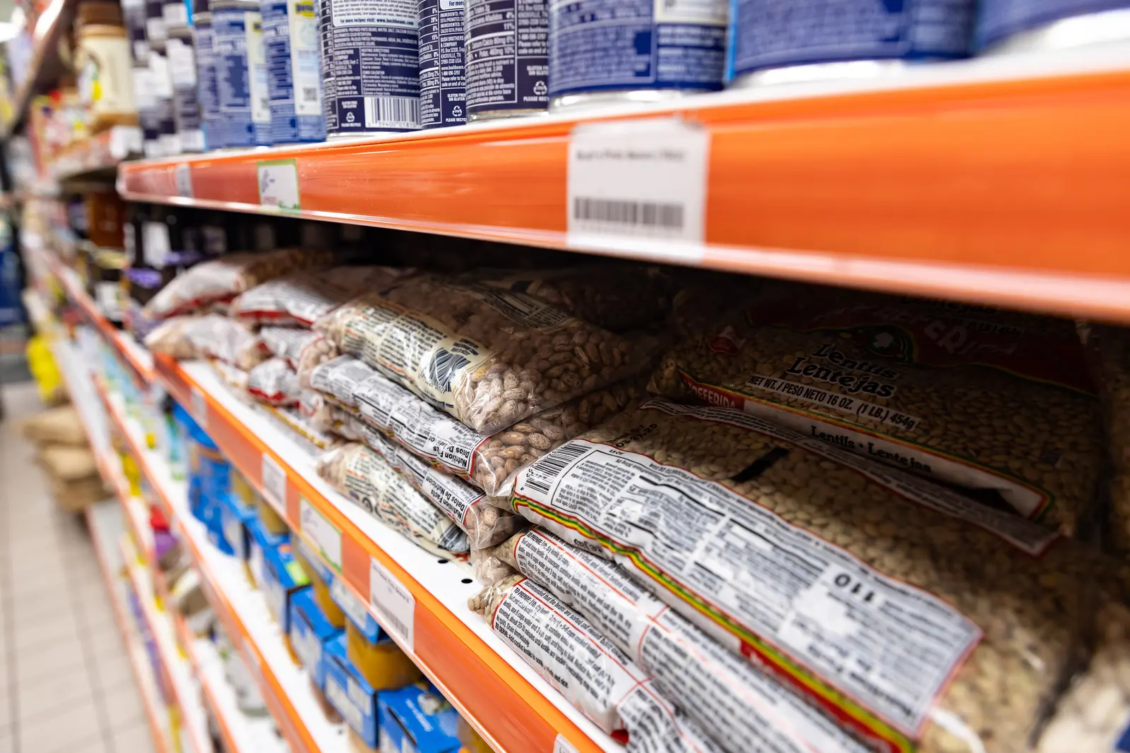 Prateleiras de supermercado abastecidas – cadeia de abastecimento de bens de consumo